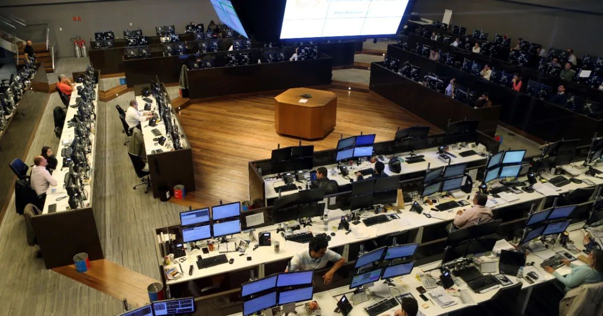 Painel do Ibovespa com cédulas de dólar