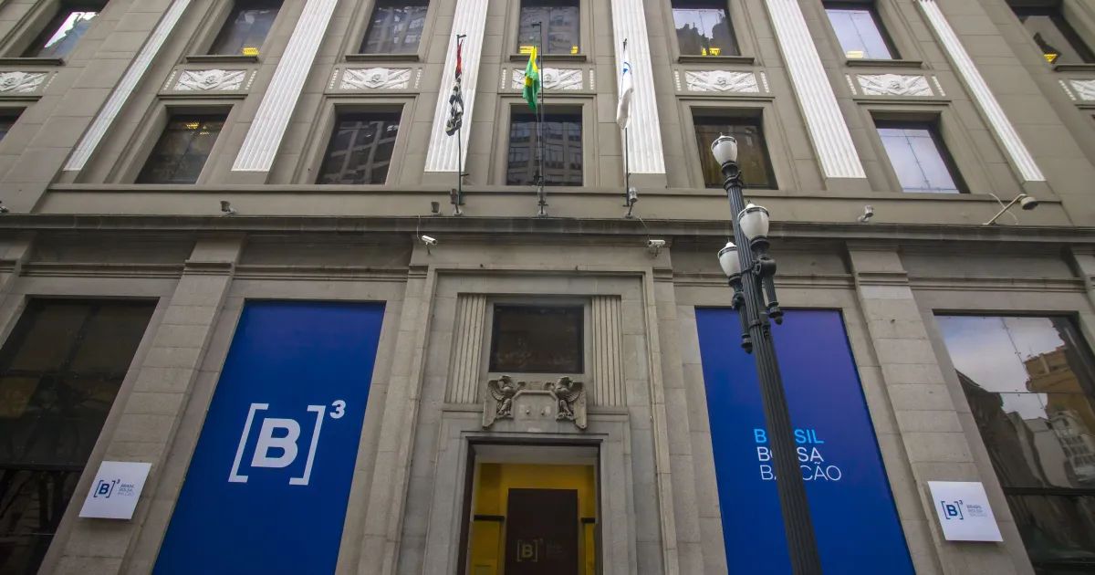 Painel eletrônico da B3 mostrando cotações do mercado acionário