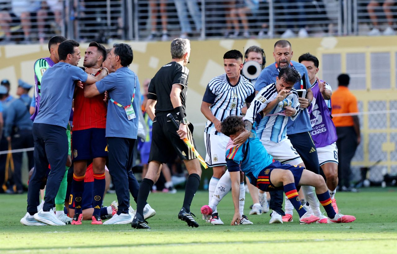 Confusão entre Argentina e Espanha após final da Copa