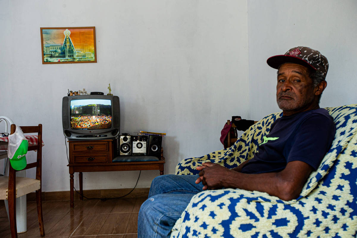 idoso em transporte rumo a consulta médica no interior