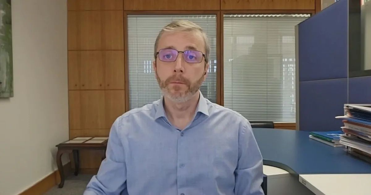 Prédio de estatal com bandeira do Brasil na fachada