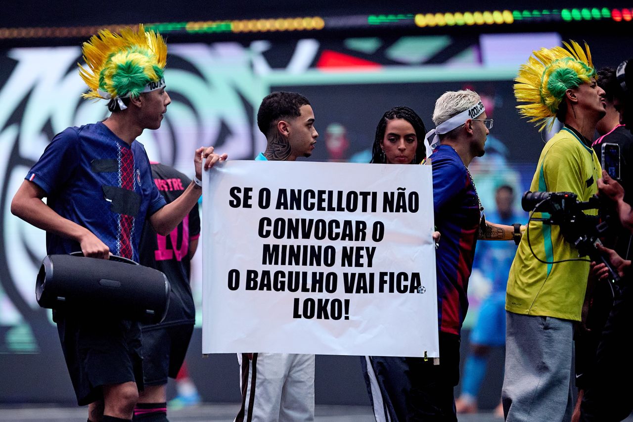 Igão saindo de maca após se lesionar em cobrança de pênalti