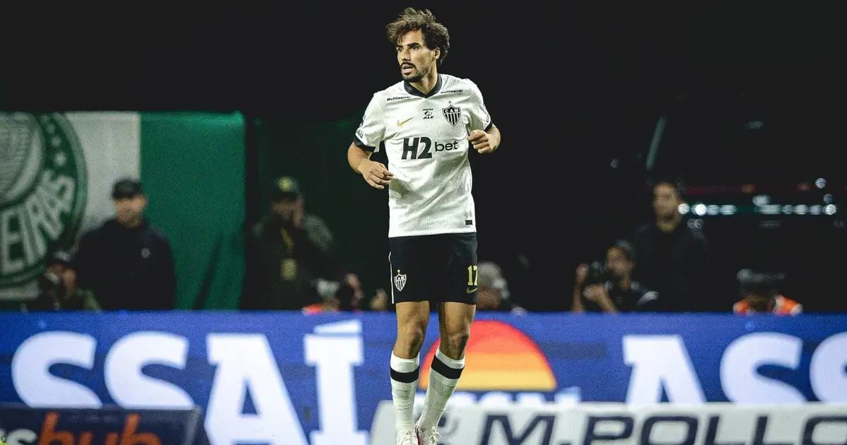 Igor Gomes comemora gol vestindo a camisa do Atlético