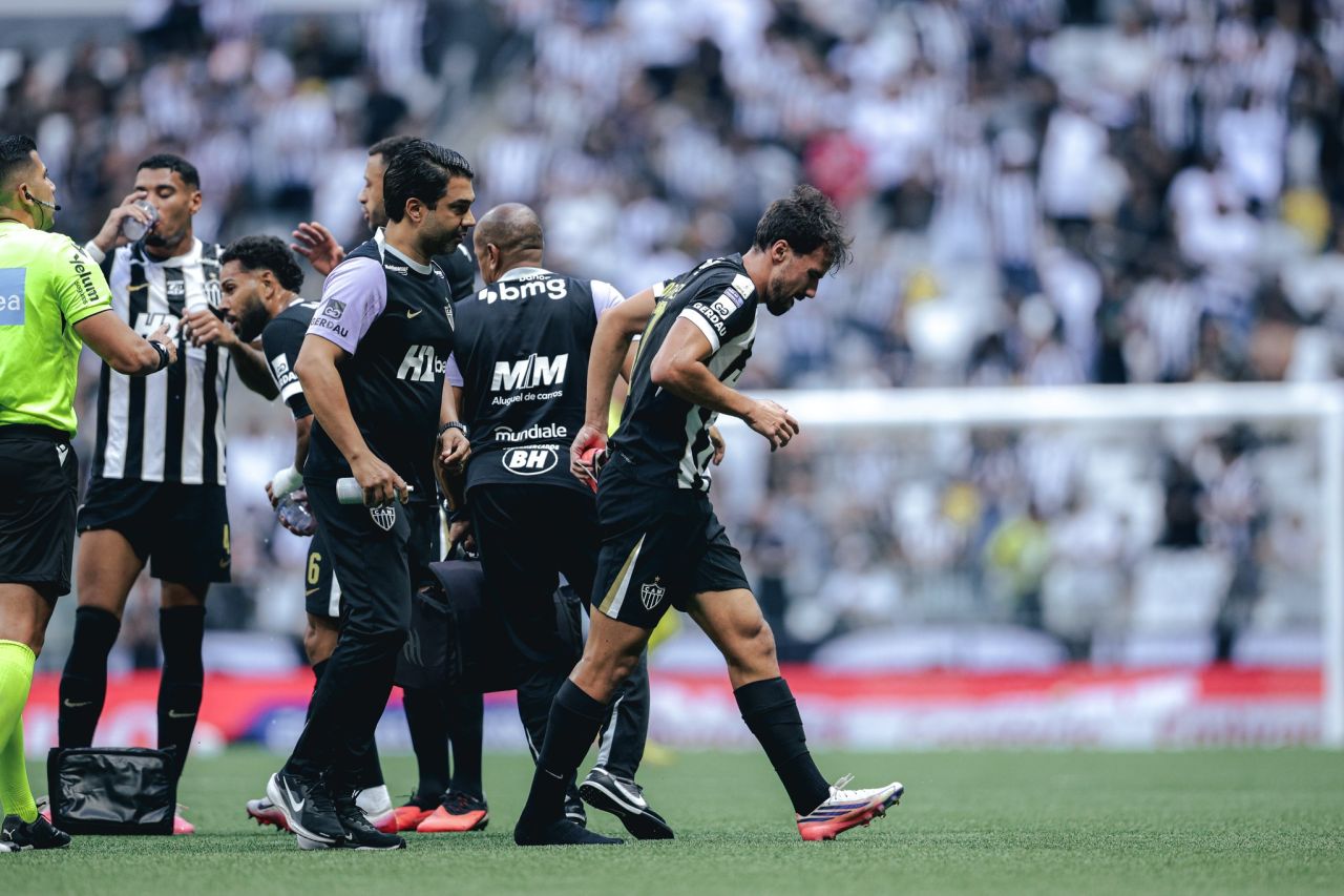 Igor Gomes deixando o campo com expressão de dor