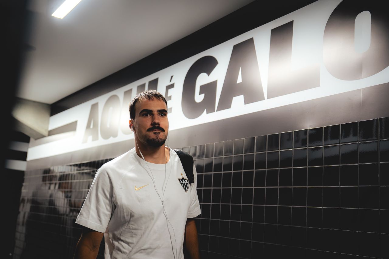 Igor Gomes correndo com a bola pelo Atlético-MG