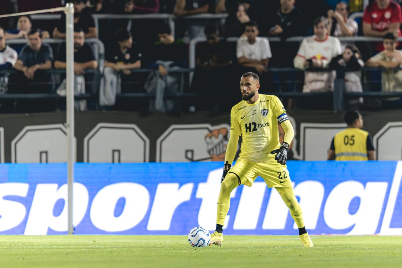 Goleiro Everson defendendo em jogo entre Bragantino e Atlético-MG
