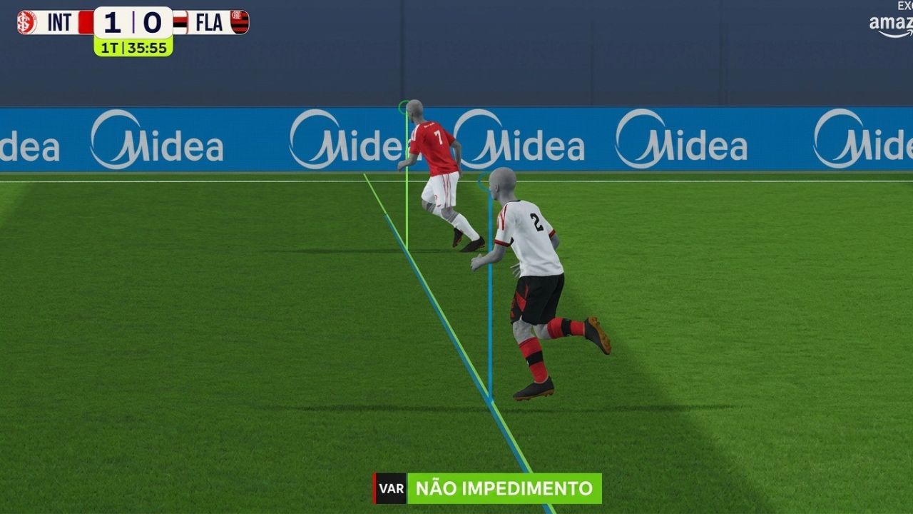 Árbitro consultando sistema semiautomático para validar gol