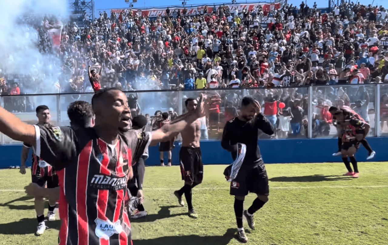 Jogadores do Imperial comemorando o título da Liga Amadora de Diadema no Estádio do Água Santa
