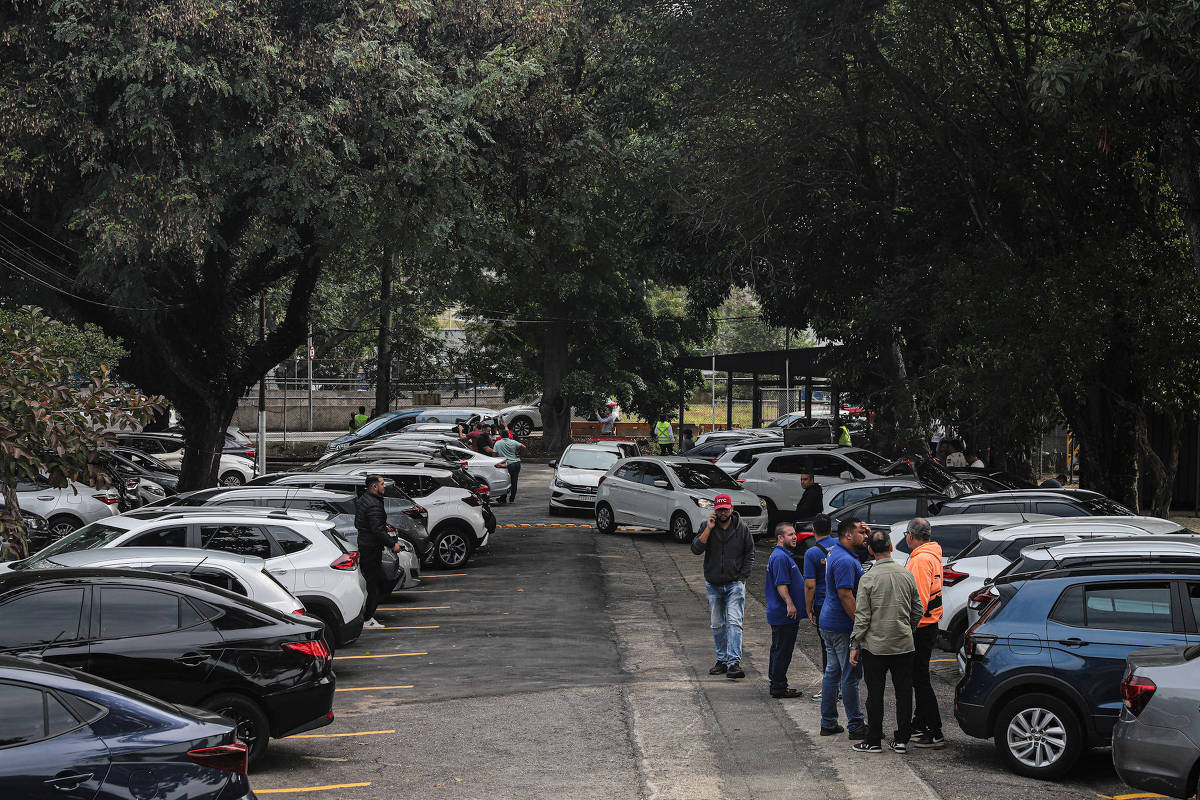 Pneus empilhados em depósito portuário