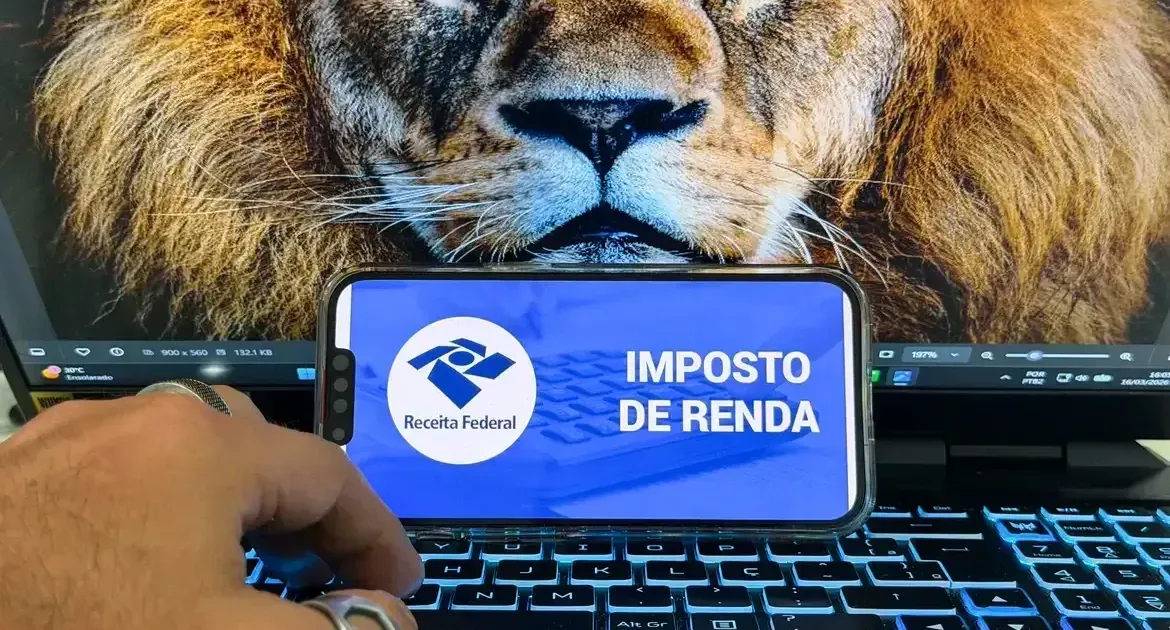 Formulário da declaração do Imposto de Renda em mesa