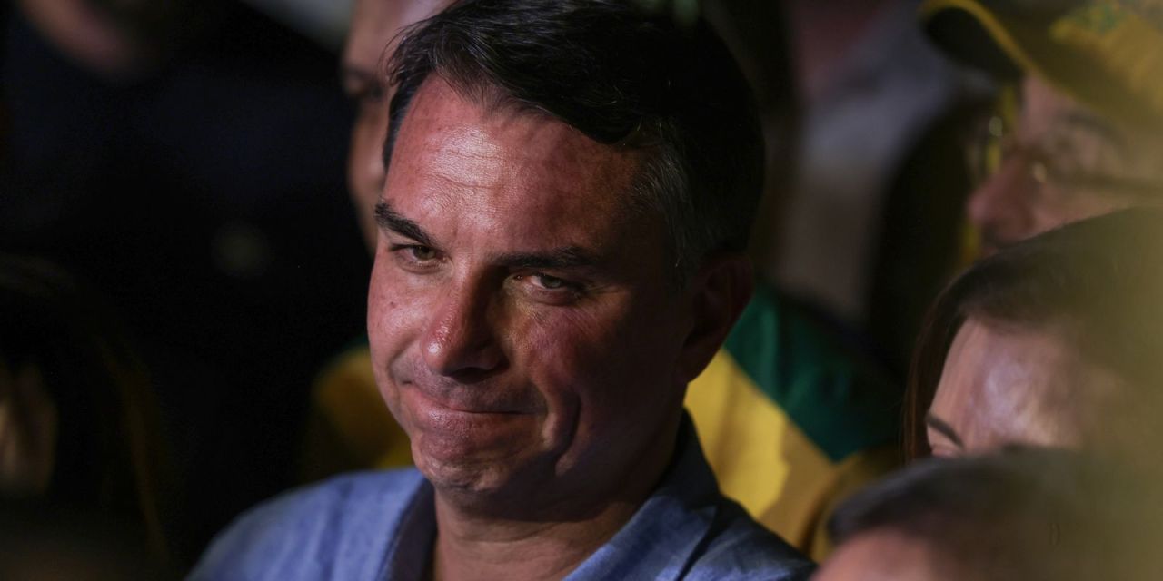 Flávio Bolsonaro em aeroporto