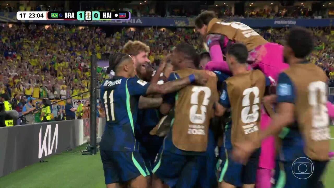 Matheus Cunha comemora gol contra o Haiti