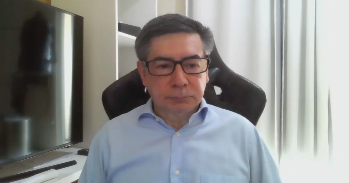 Pessoa segurando cartão de crédito e contas