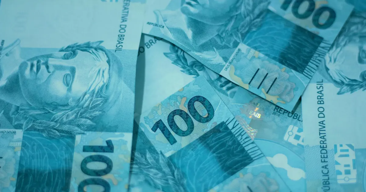 Pessoa segurando cartão de crédito e boleto