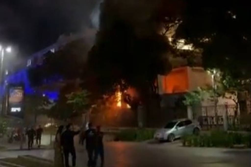 Fumaça sobre o Edifício Touring na Praça Mauá