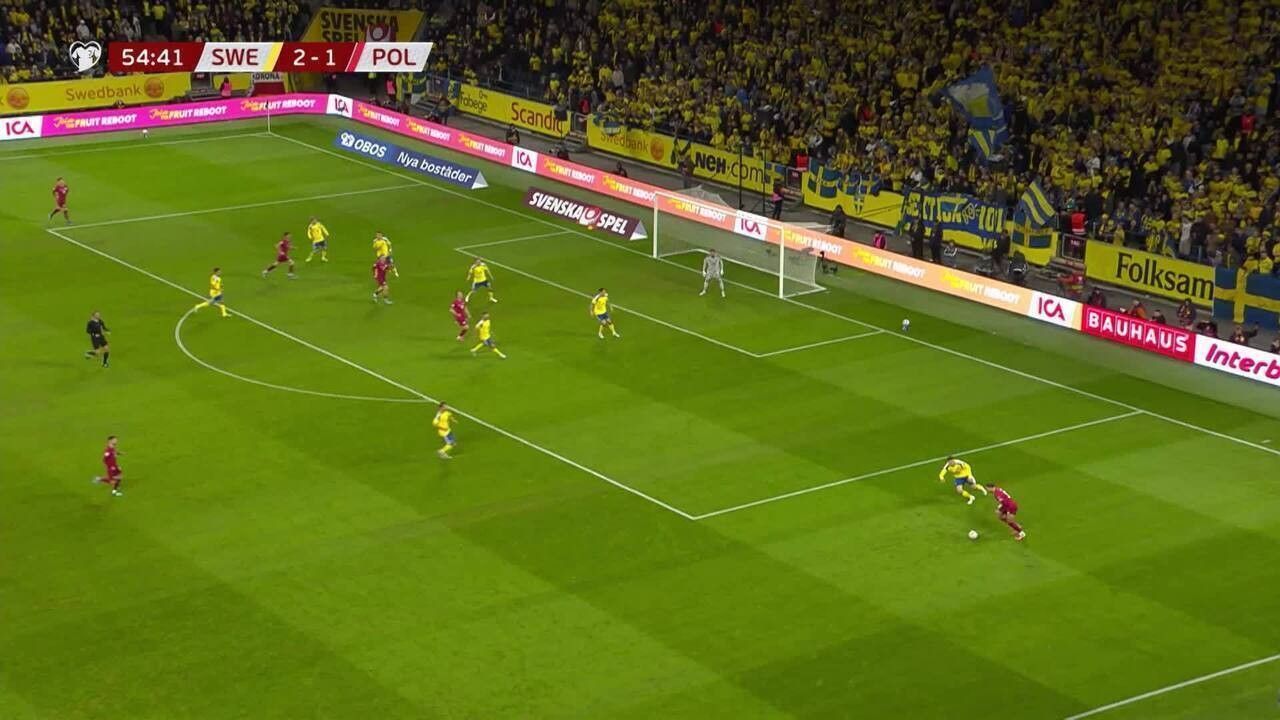 Fumaça na arquibancada do Strawberry Arena durante clássico em Estocolmo