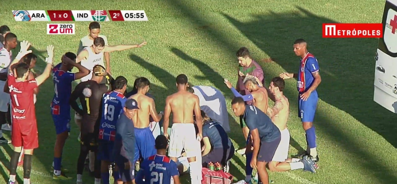 Jogadores ao redor de Ronaldo caído no gramado