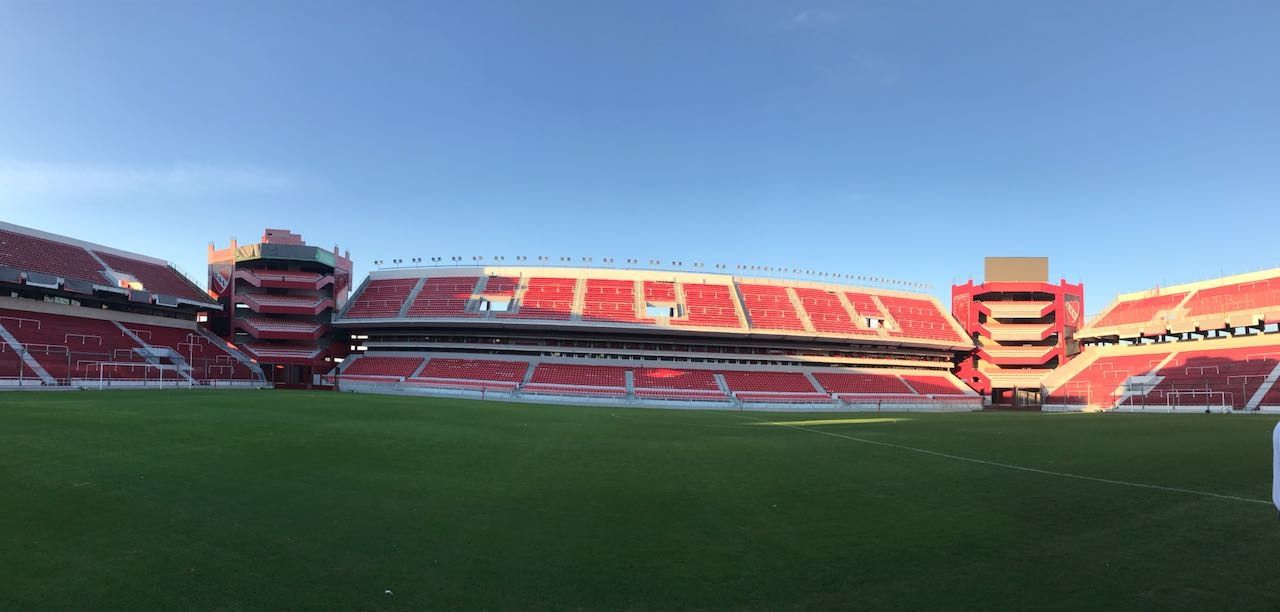 Torcida e fachada do estádio Libertadores de América