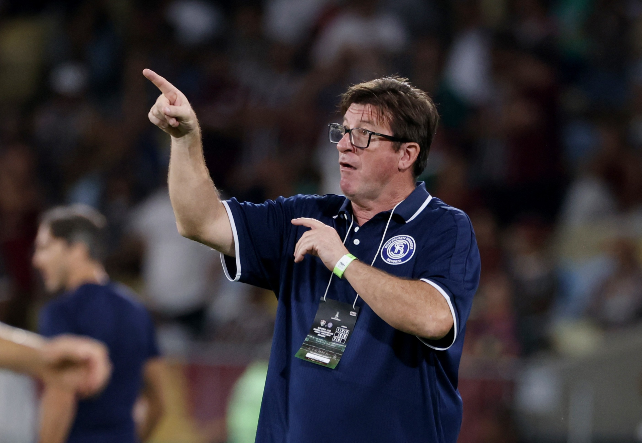 Alfredo Berti orientando jogadores durante partida no Maracanã