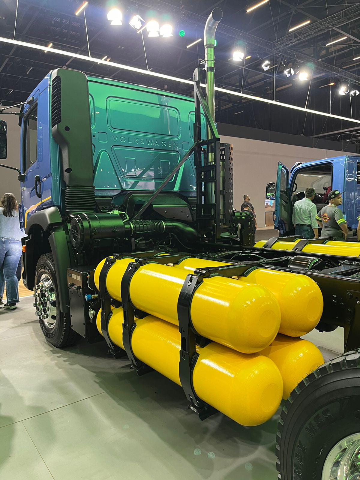 Caminhão sendo abastecido com gás em terminal corporativo