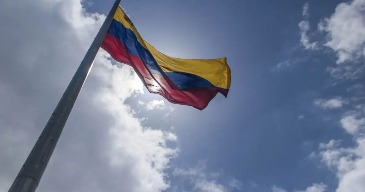Mercado com prateleiras e consumidores na Venezuela