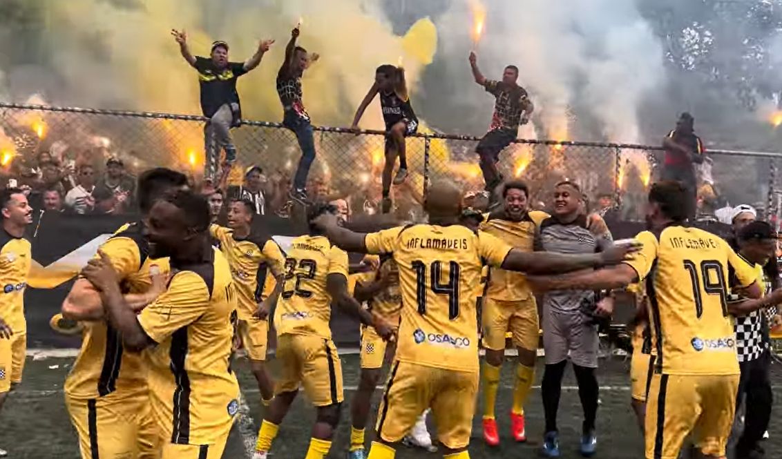 Jogadores do Inflamáveis comemorando a classificação à final da Especial de Osasco