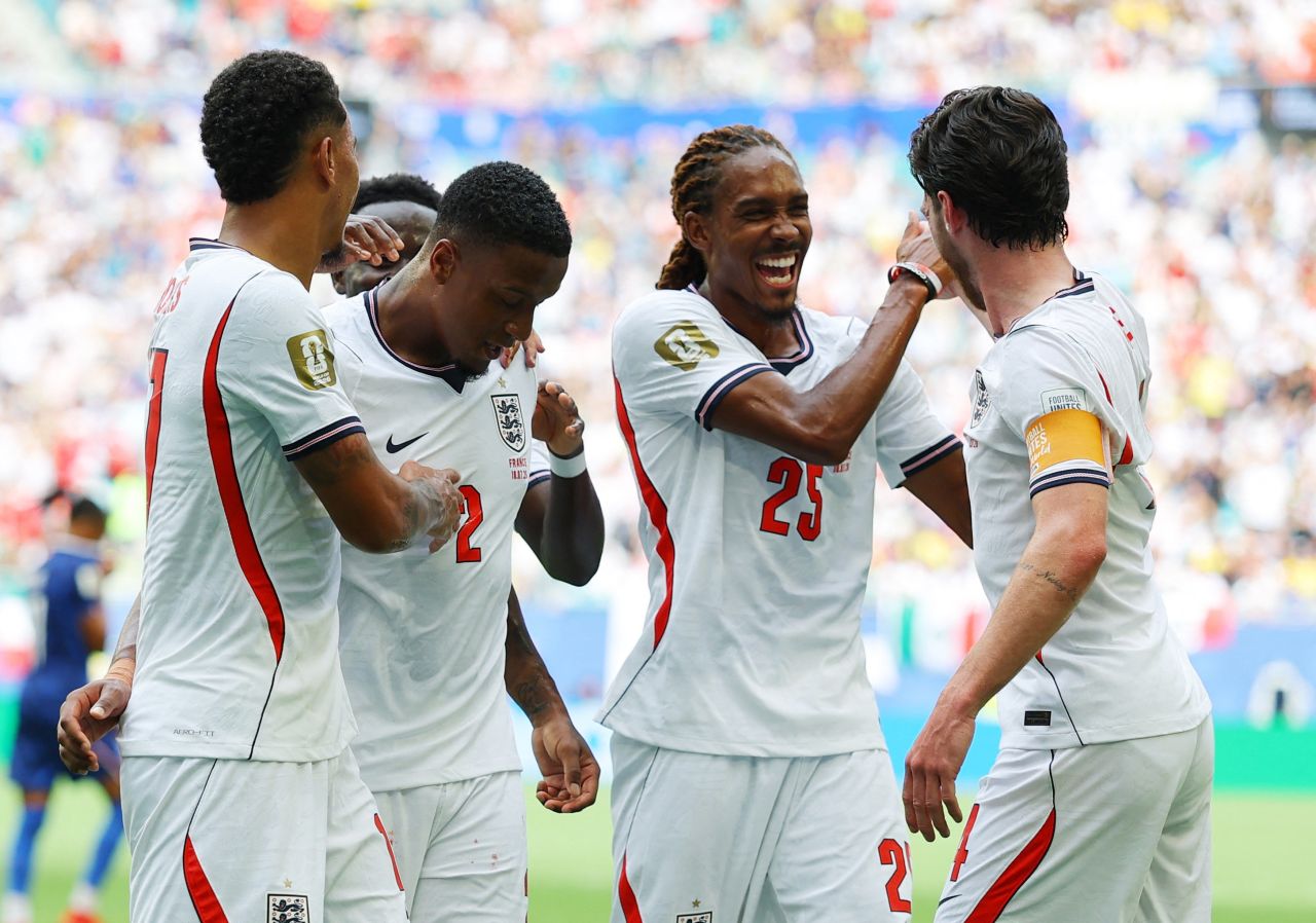Jogadores da Inglaterra comemoram gol contra a França em Miami