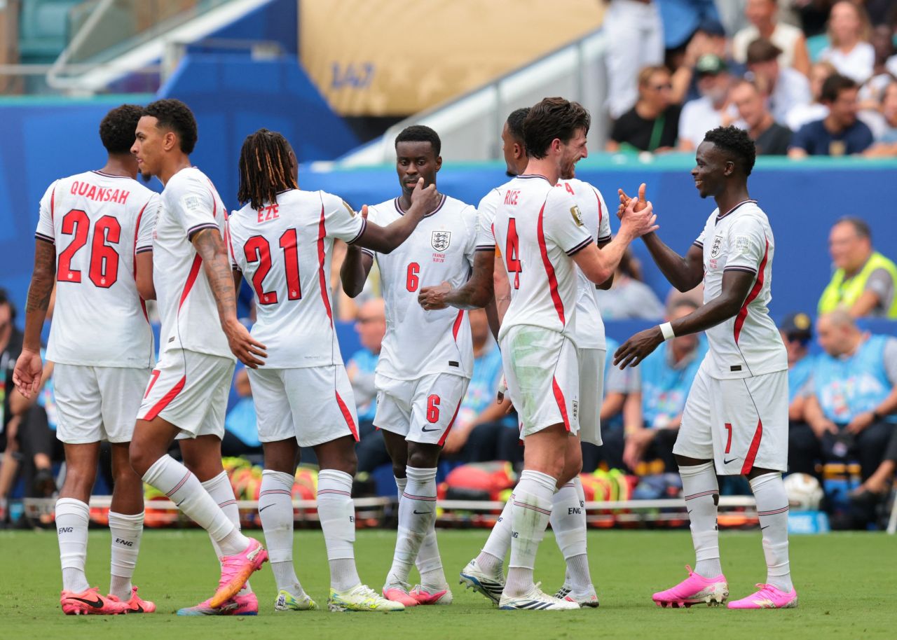 Jogadores da Inglaterra comemorando gol