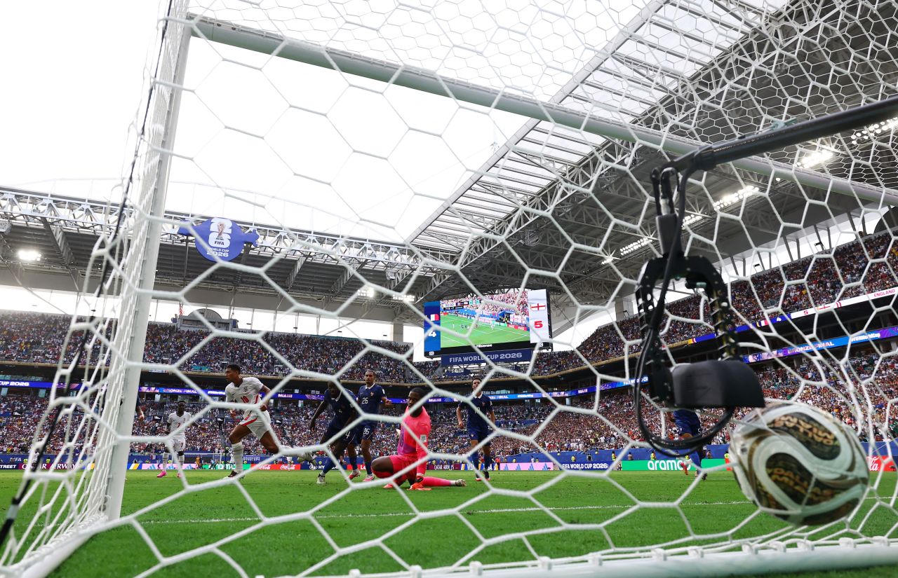Jogadores comemoram gol durante Inglaterra 6 x 4 França