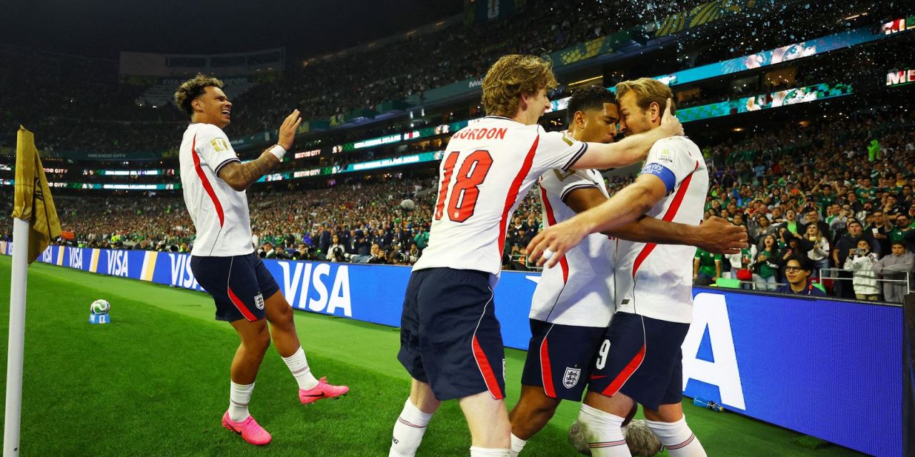 Jogadores da Inglaterra comemoram gol no Estádio Azteca