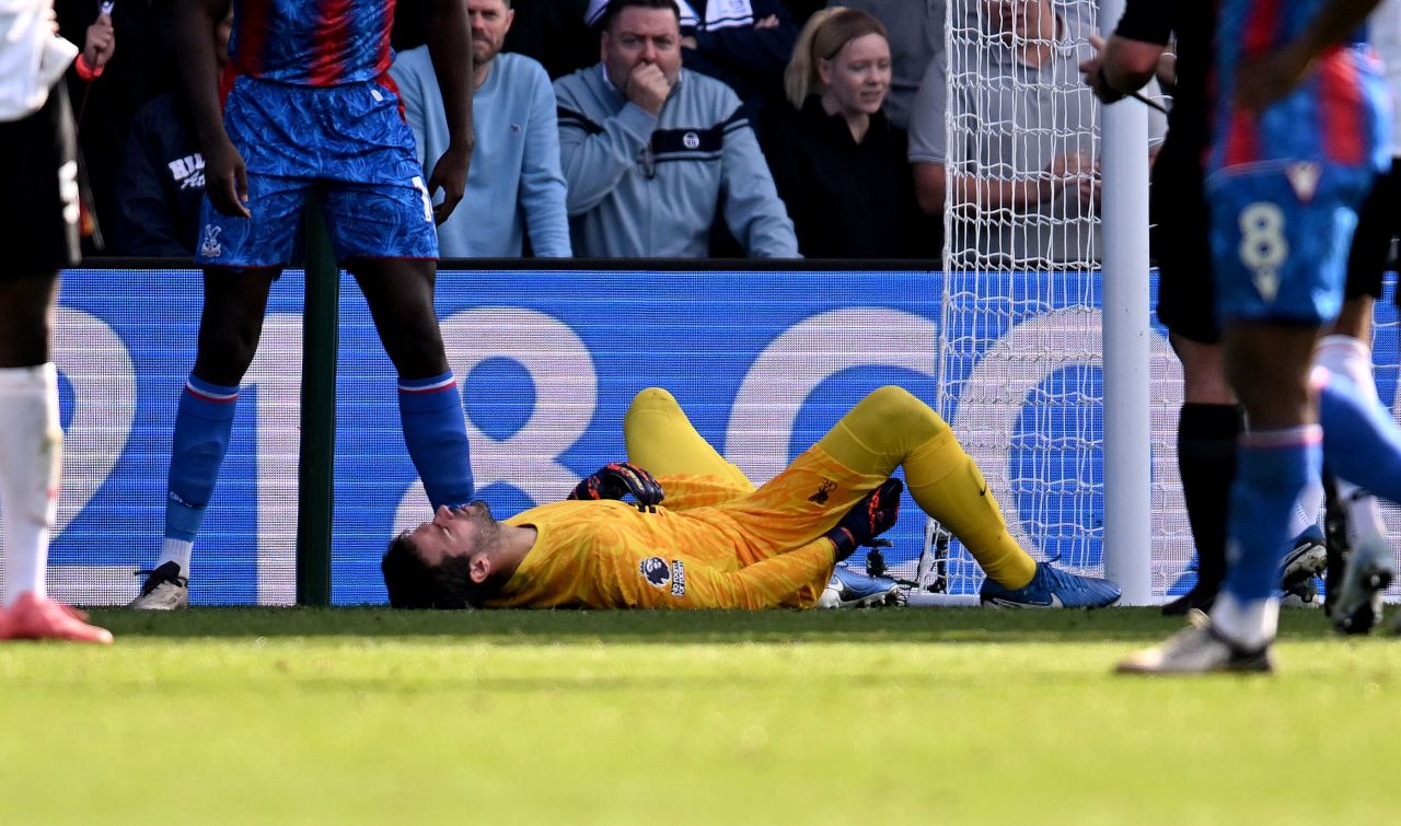 Goleiro recebendo atendimento médico durante partida