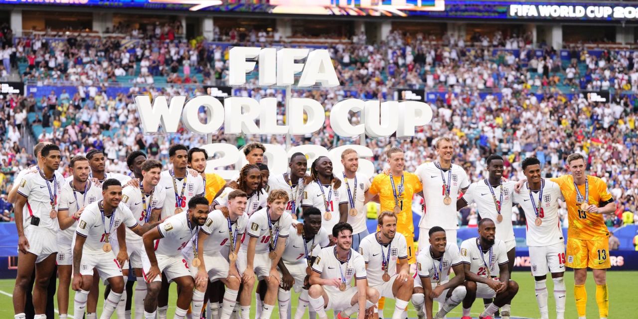 Placar Inglaterra 6 x 4 França e Mbappé comemorando gol