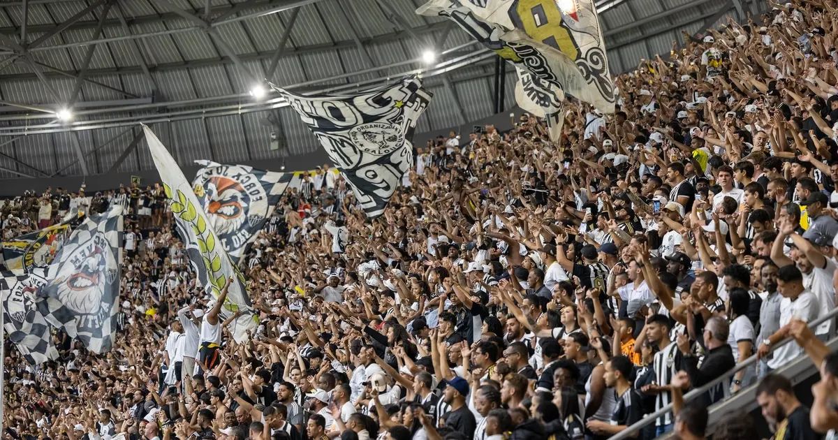 Ingressos e bandeira do Atlético-MG na Arena MRV