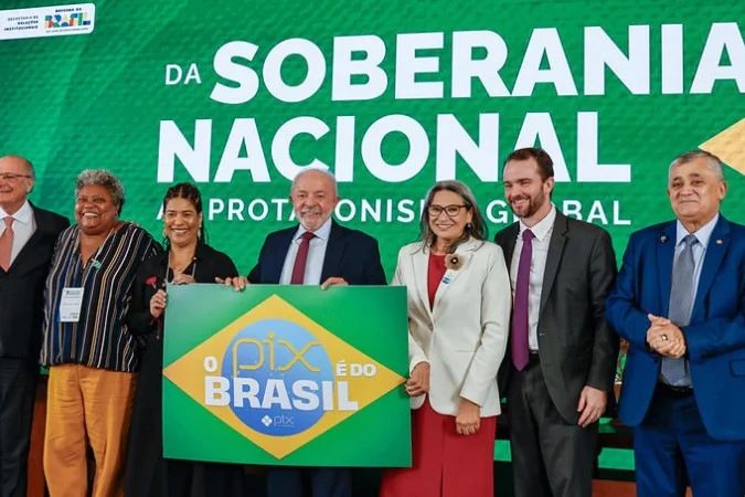 Lula segurando placa 'O Pix é do Brasil' no Conselhão