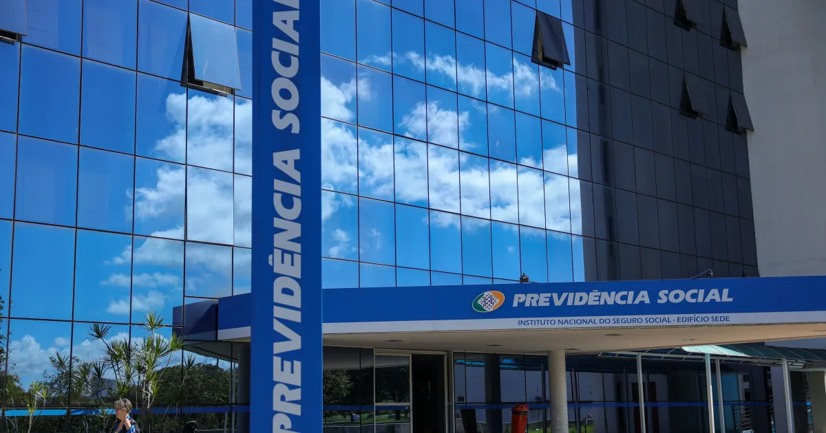 Agência do INSS com beneficiários e terminais de autoatendimento