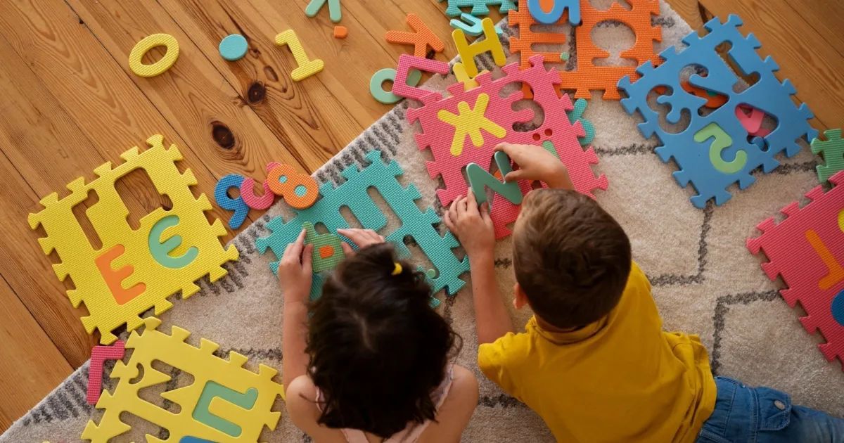 sala integrada com área infantil e móveis baixos