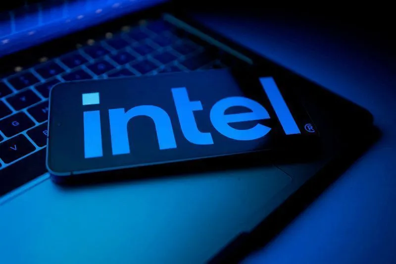 Logotipo da Intel na fachada de prédio corporativo