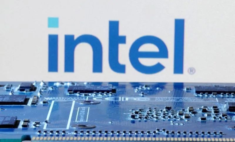 Logotipo da Intel em fachada de prédio corporativo