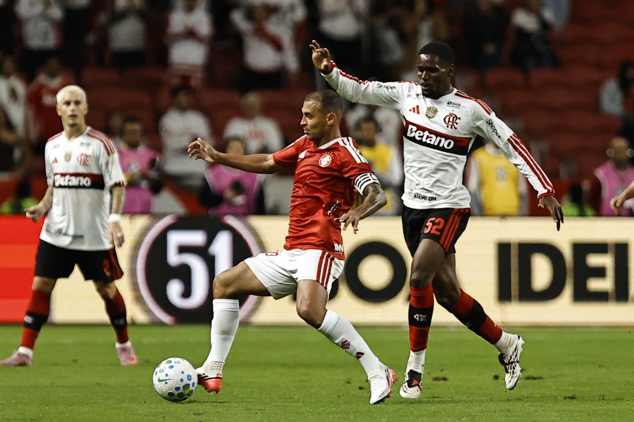 Evertton Araújo e Alan Patrick em lance do jogo