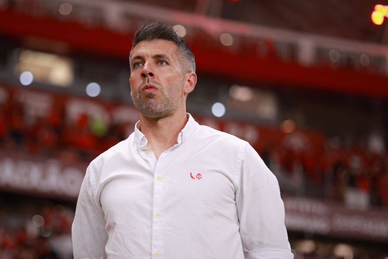 Paulo Pezzolano no banco durante o Gre-Nal 453