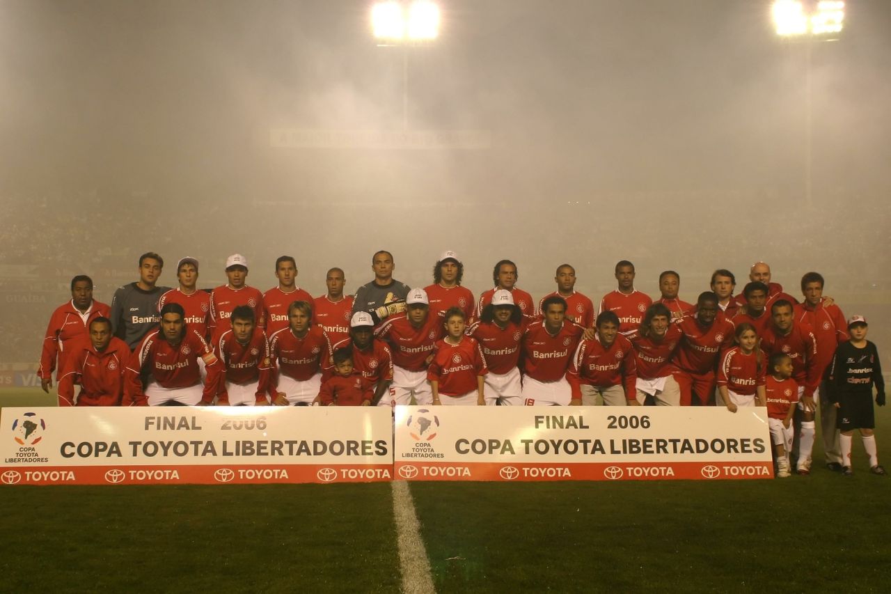 Jogadores do Inter comemorando o título da Libertadores de 2006