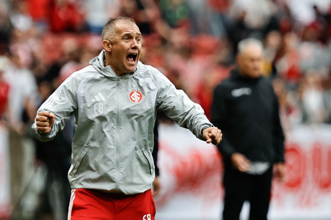 Eduardo Baptista comemorando no Beira-Rio