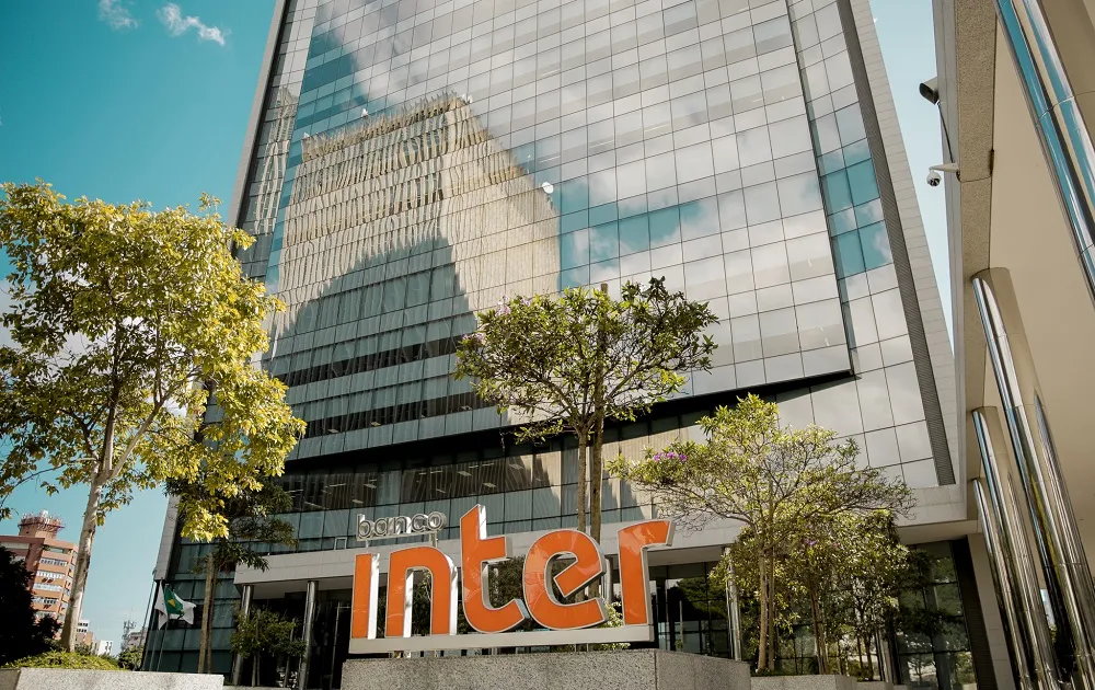 Tela com logo do Banco Inter em smartphone