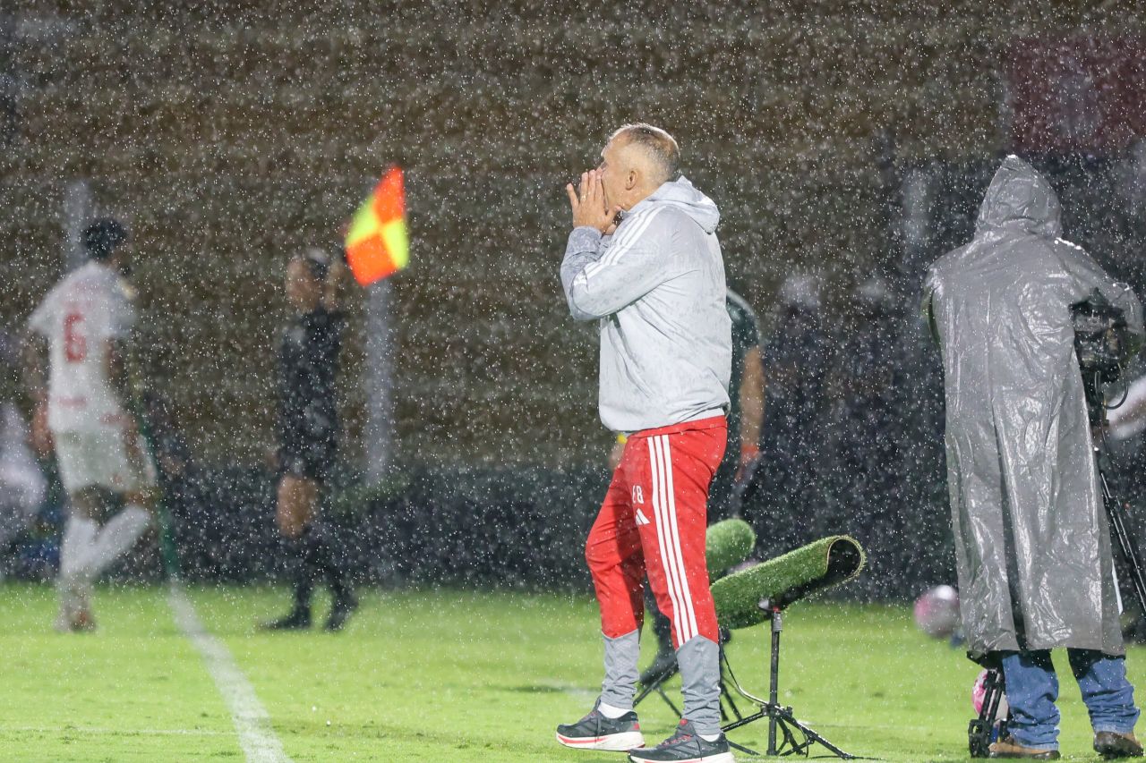 Eduardo Baptista no banco de reservas após derrota do Internacional