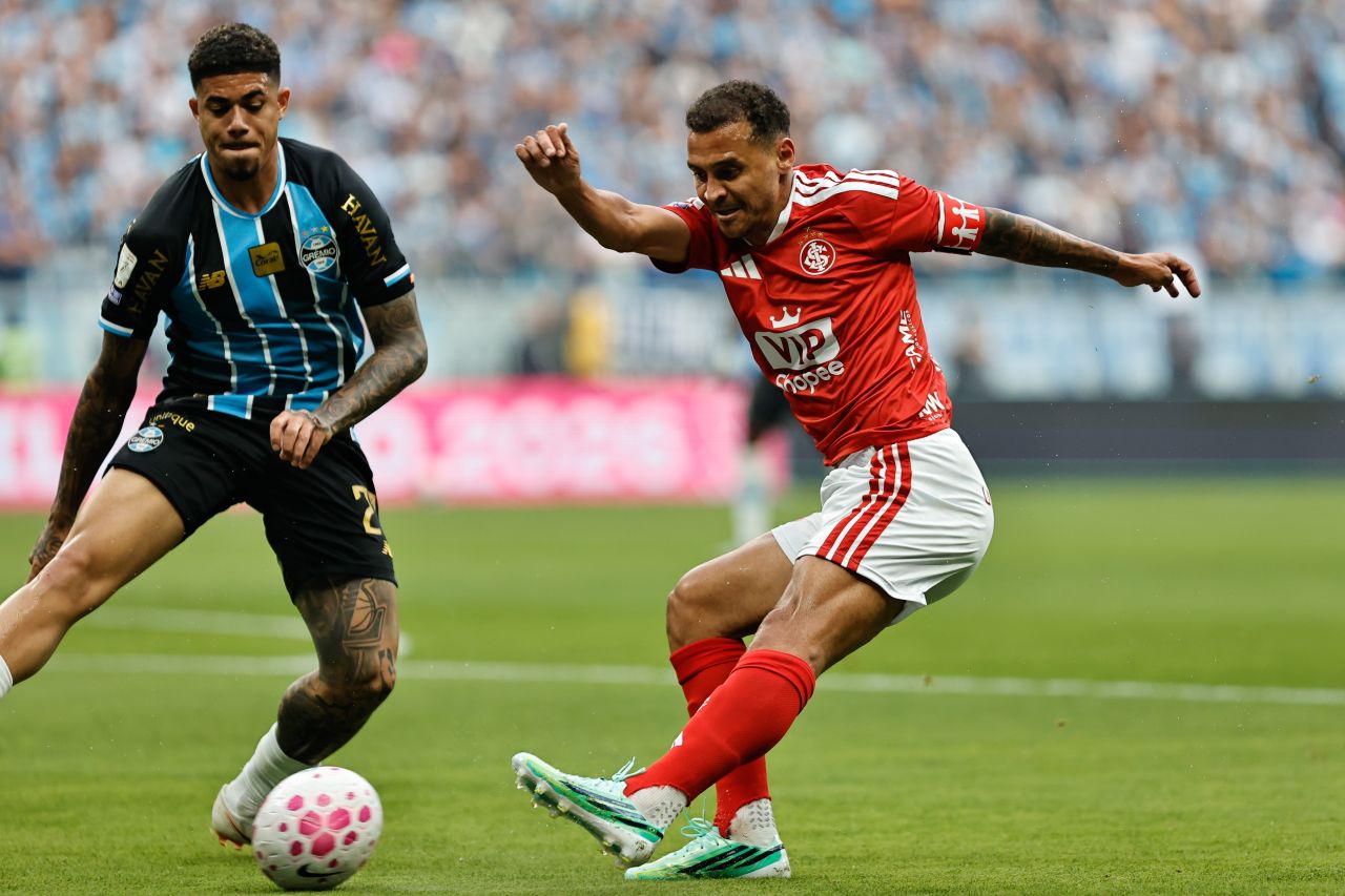 Alan Patrick sentindo a coxa esquerda durante o Gre-Nal