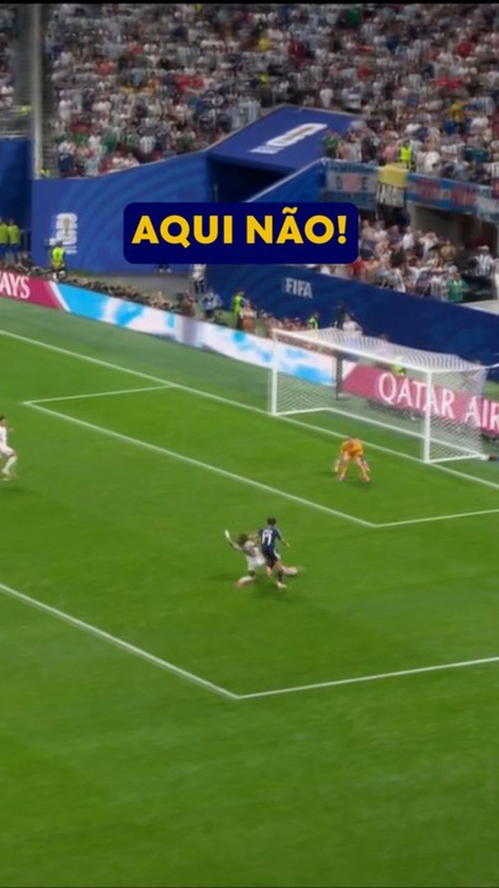 Djed Spence em partida pela seleção da Inglaterra