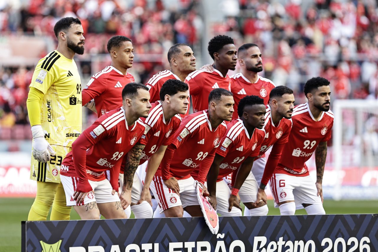 Jogadores do Internacional lamentam gol do Santos