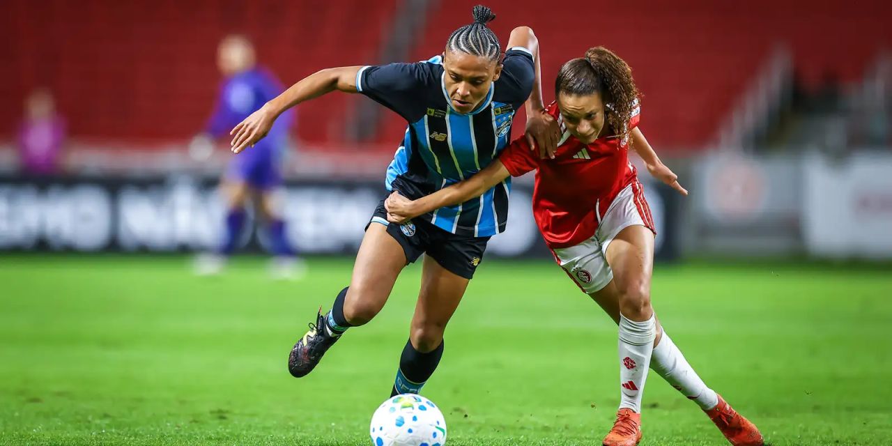 Gabi Barbieri defende pênalti e celebra com companheiras