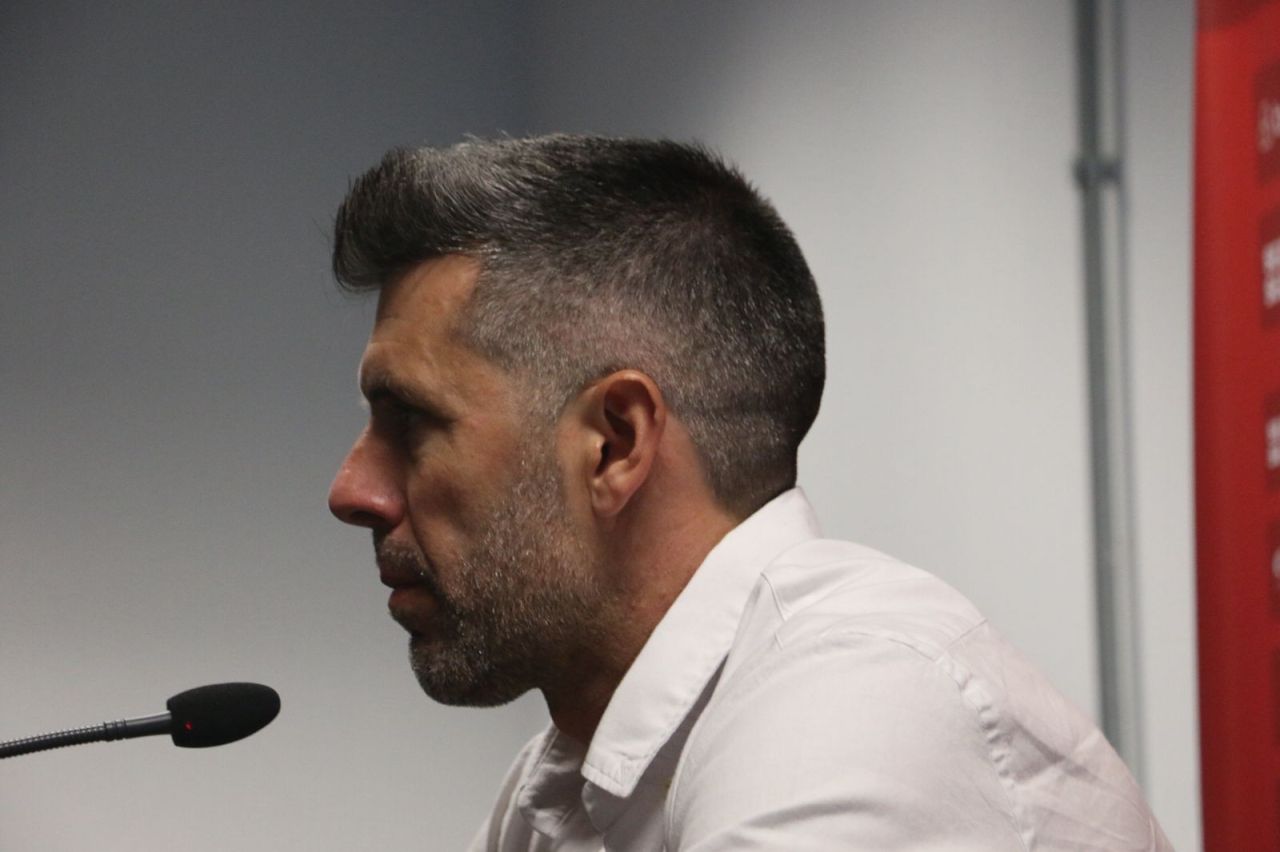 Paulo Pezzolano em coletiva após o Gre-Nal