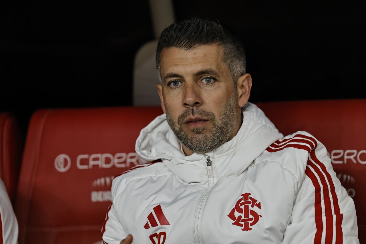 Paulo Pezzolano observa o jogo entre Internacional e Atlético-MG no Beira-Rio